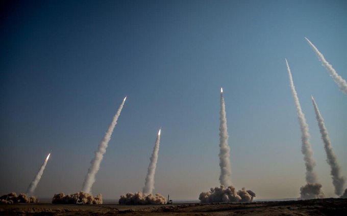 L’Iran lance des missiles balistiques contre des “bases ennemies ”  simulées