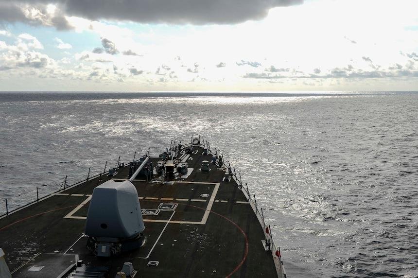 Un navire de la marine américaine navigue sur des îles revendiquées par la Chine en mer de Chine méridionale