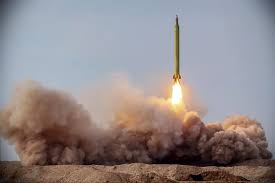 Un test de l’armée iranienne tire un missile “intelligent” à courte portée