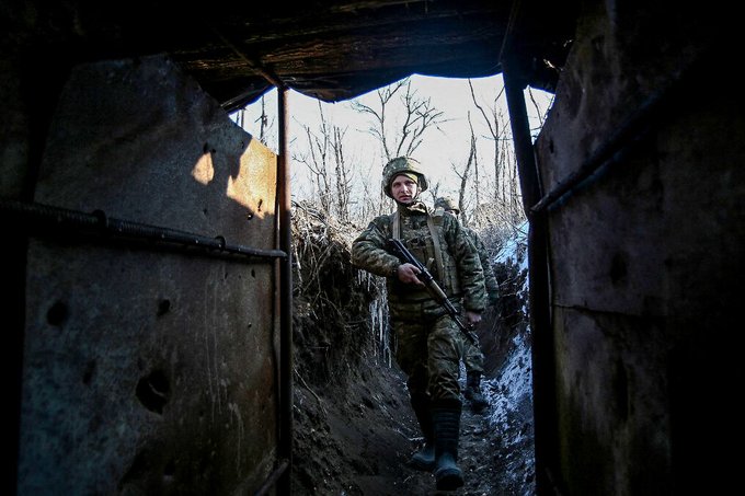 Un soldat ukrainien tué alors que la guerre russe dans le Donbass s’intensifie