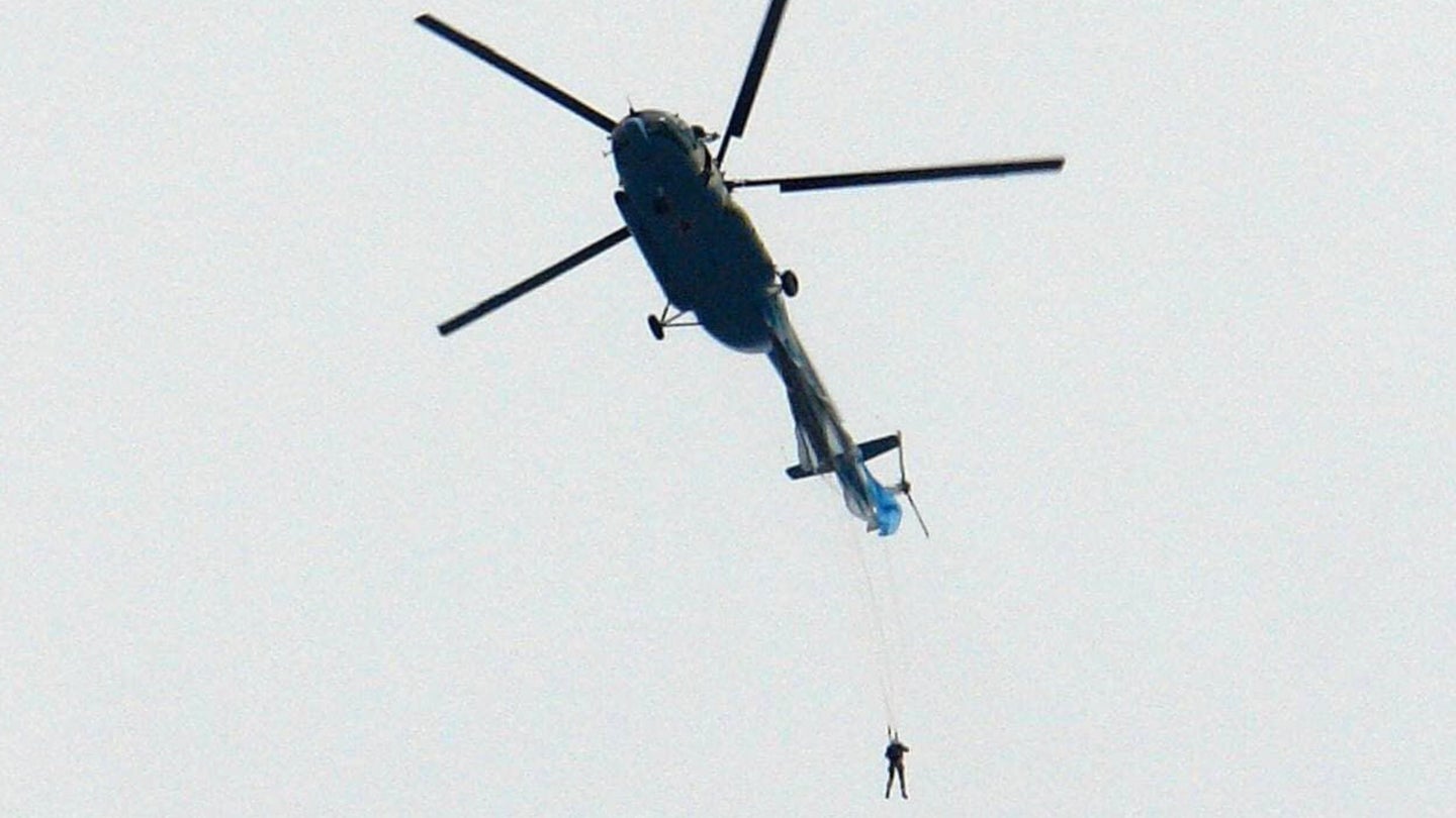 Un accroc de parachute laisse un soldat russe suspendu dangereusement à un hélicoptère