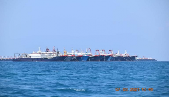 Environ 220 navires de la milice maritime chinoise (CMM) sont massés au récif Julian Felipe dans l’ouest de la mer des Philippines