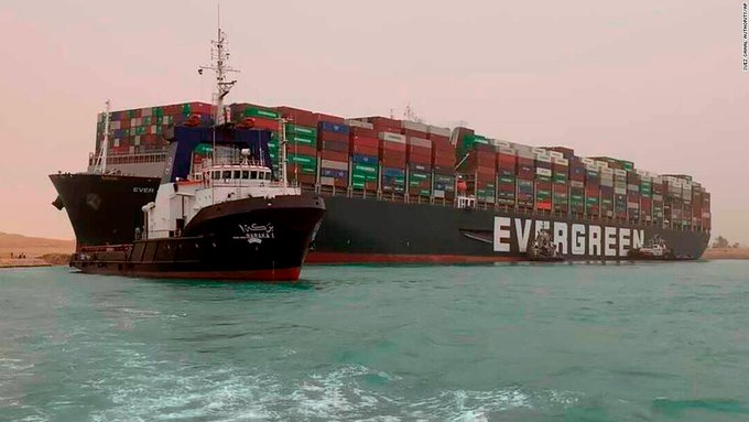 L’US Navy prévoit d’envoyer une équipe d’évaluation sur le canal de Suez pour aider avec un porte-conteneurs bloqué