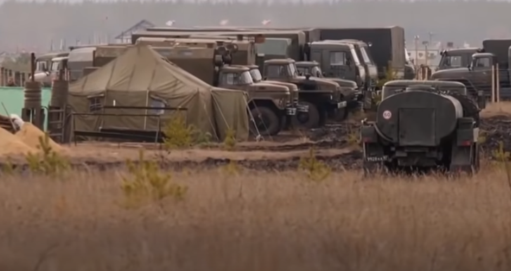 Un énorme camp de troupes russes près de la frontière ukrainienne montré de l’intérieur (vidéo)