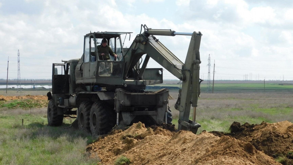 Les forces armées ukrainiennes équipent de nouvelles positions et construisent des fortifications dans le sud du pays