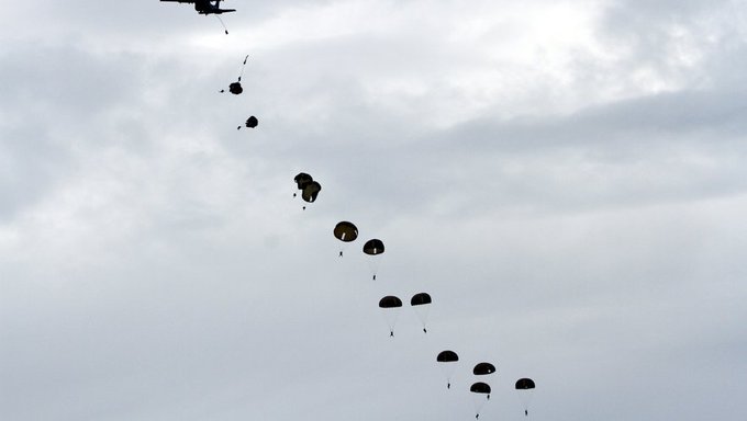 Quatre militaires parachutistes de Tarbes coincés dans les arbres à Ger