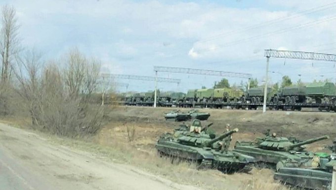 En Russie, les tanks de l’armée bloquent les tracteurs des agriculteurs