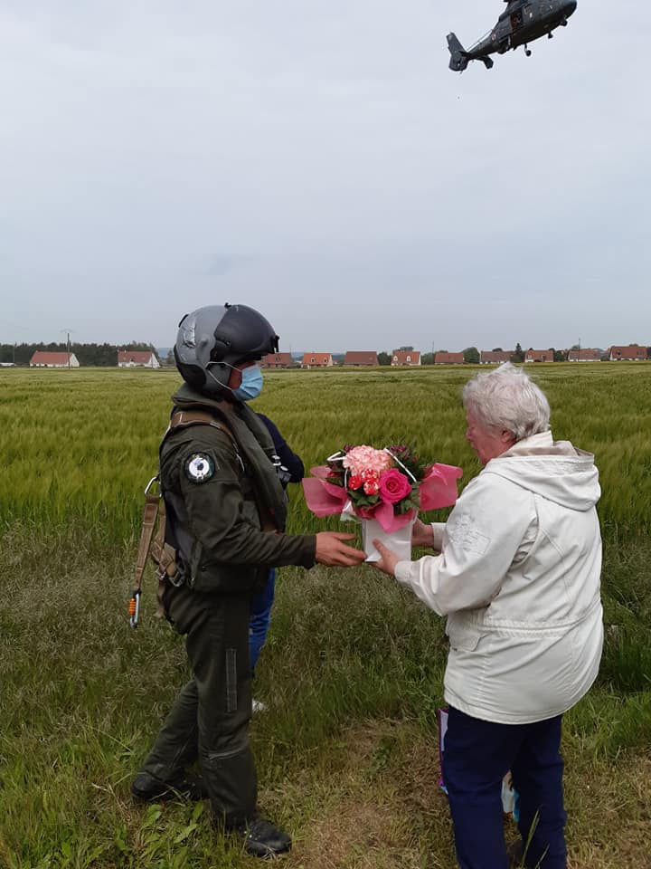 France: Fête des mères : il livre un bouquet de fleurs à sa maman… en hélicoptère !
