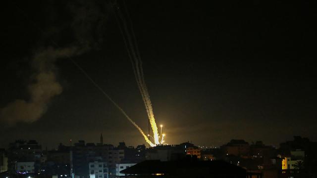 Les Israéliens passent la nuit dans des abris anti-bombes en raison d’attaques à la roquette