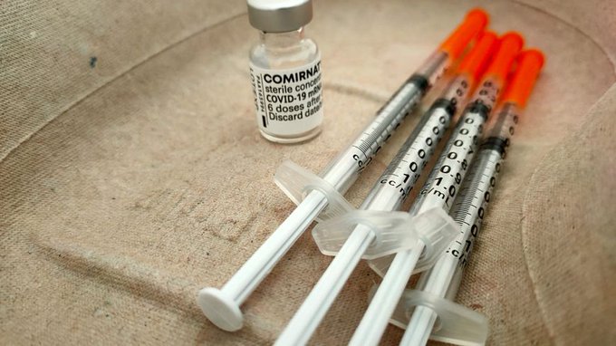 Coronavirus : une mystérieuse agence propose à des stars des réseaux sociaux de critiquer le vaccin Pfizer