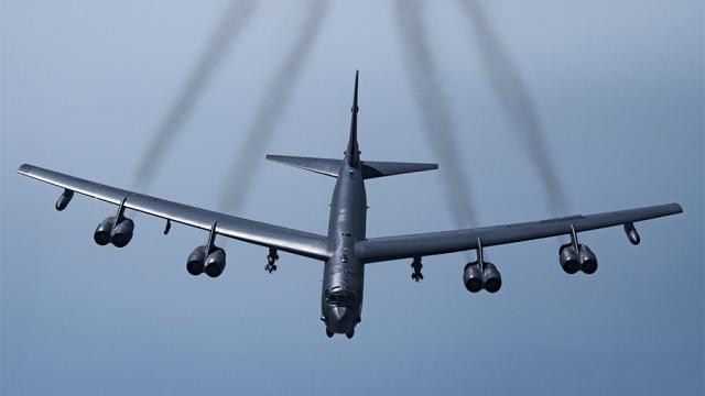 Le bombardier de l’US Air Force transportait de véritables bombes aériennes pendant le vol au-dessus de la Baltique
