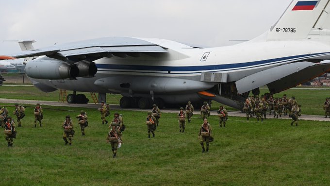 80000 soldats russes restent à la frontière de l’Ukraine alors que les États-Unis et l’OTAN organisent des exercices