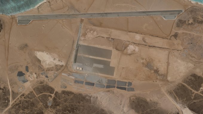 Une mystérieuse base aérienne en construction sur une île volcanique au large du Yémen