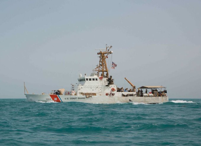 Des navires de guerre américains tirent 30 coups de semonce sur 13 bateaux d’attaque iraniens qui les harcèlent dans le détroit d’Ormuz