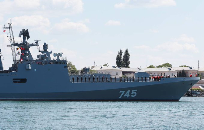 La dernière frégate de la marine russe organise des exercices conjoints avec des systèmes de missiles de défense côtière