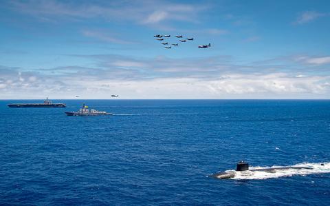 L’USS Carl Vinson s’entraîne au large d’Hawaï alors que les navires russes s’entraînent à attaquer les porte-avions ennemis à proximité