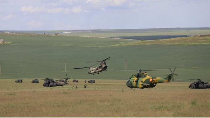 Les Blackhawks et les Apaches américains s’entraînent avec des hélicoptères d’attaque russes à proximité