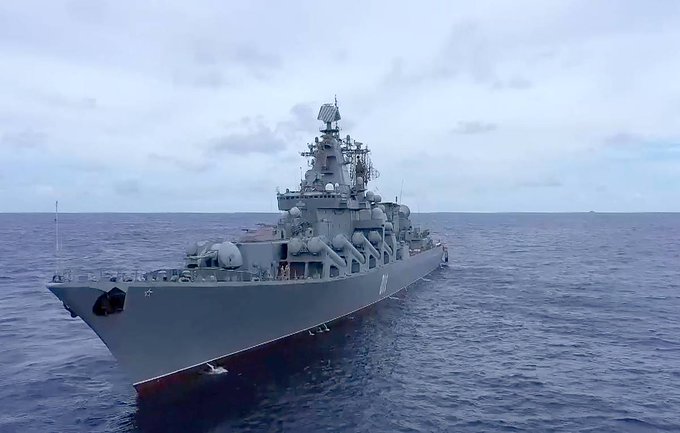 Des navires de la marine russe effectuent des tirs de missiles et d’artillerie lors d’exercices dans le Pacifique