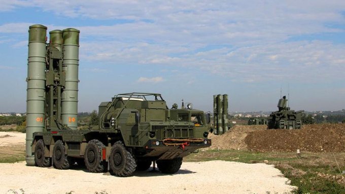 La Russie utilise des systèmes de missiles S-400 en réponse aux exercices menés par les États-Unis en mer Noire