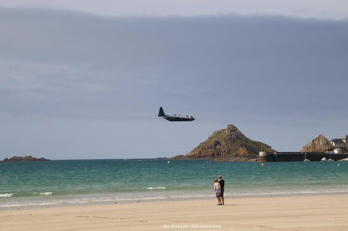 Bretagne: Un avion militaire énorme survole la plage du Val-André à basse-altitude