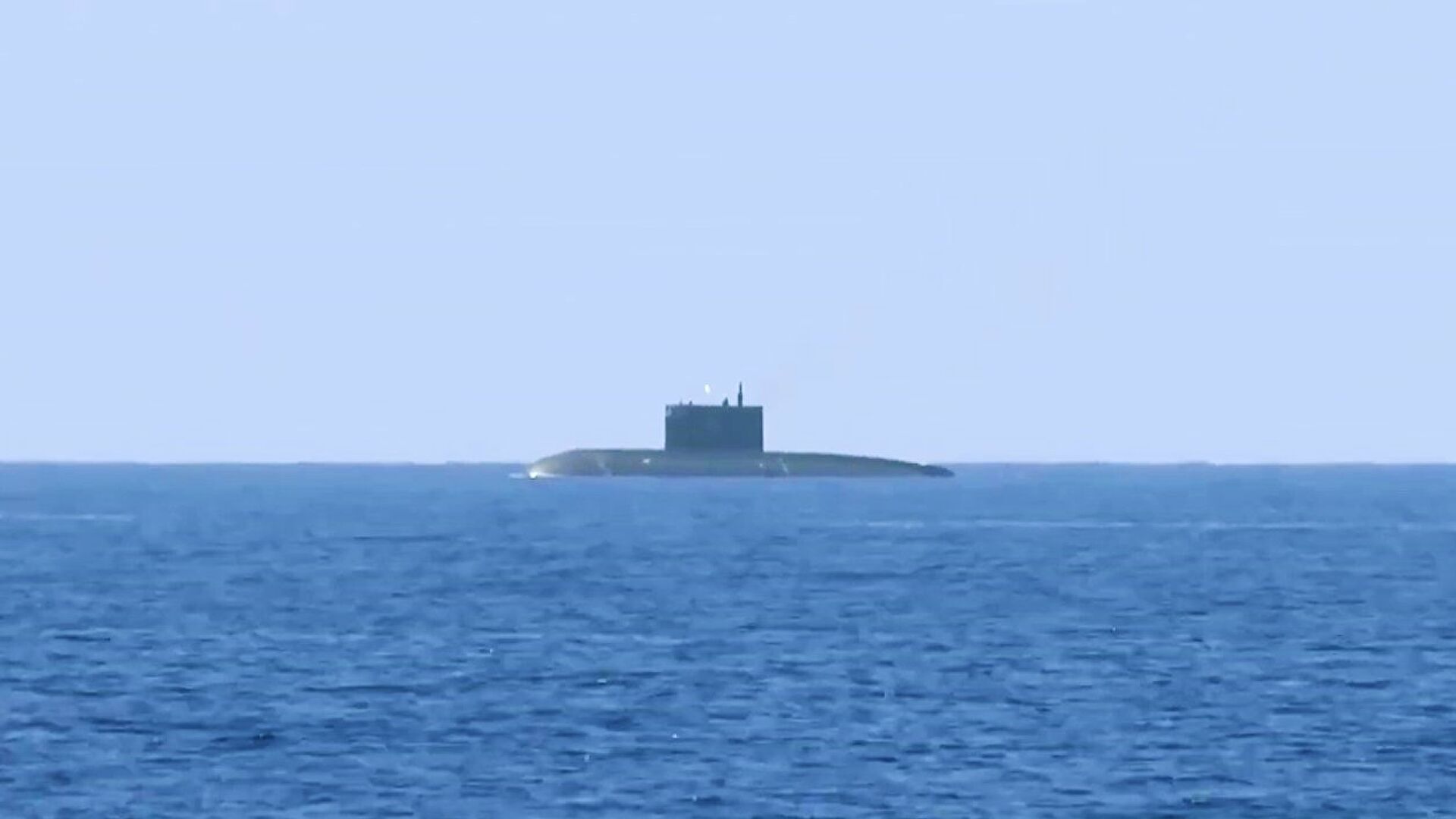 Deux sous-marins russes ont commencé à menacer le porte-avions britannique