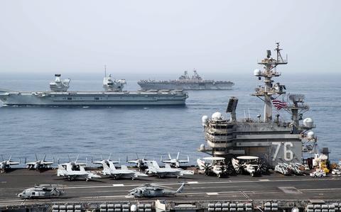 Les porte-avions USS Ronald Reagan et HMS Queen Elizabeth s’entraînent ensemble pour la première fois