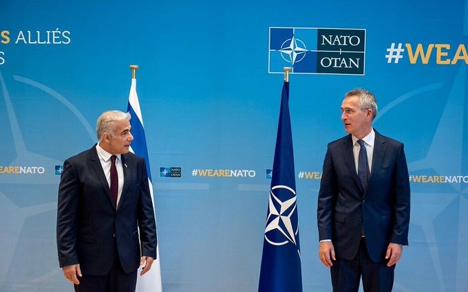 En Europe, Lapid dit au chef de l’OTAN qu’Israël veut approfondir les relations