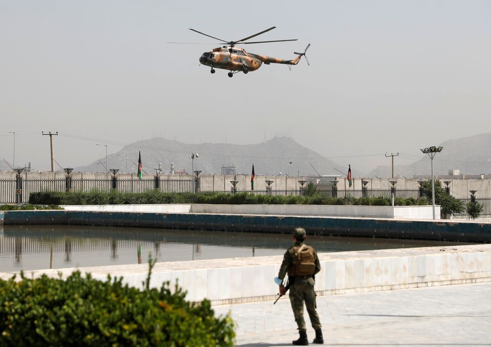 La Russie dit que le président afghan s’est enfui avec des voitures et un hélicoptère pleins d’argent