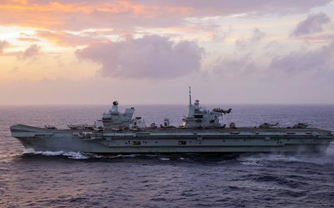 Le porte-avions britannique Queen Elizabeth fait escale à Guam avec son groupe de frappe