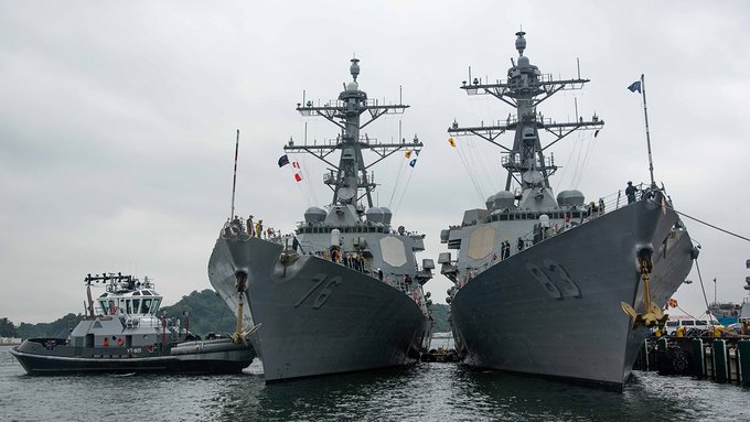 L’USS Higgins et l’USS Howard arrivent au Japon, rejoignent DESRON 15