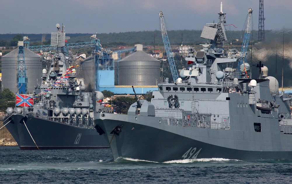 Des navires de guerre russes commencent des exercices d’incendie à grande échelle en mer Noire